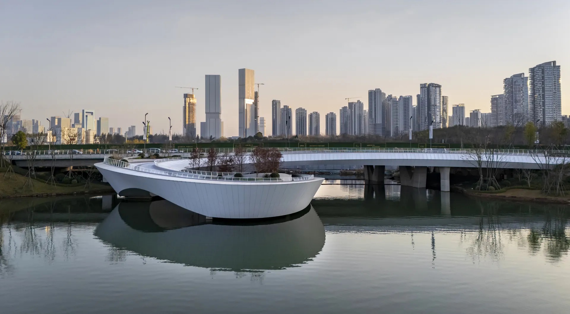 成都麓湖异形桥实景——双曲板项目的毫米级较量